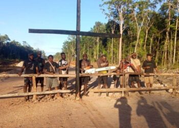 Keterangan Foto: Aksi penancapan salib yang dilakukan masyarakat adat marga Kamuyend sebagai simbol penolakan terhadap aktivitas pembangunan di wilayah ulayat mereka. (Sumber: LBH Papua Merauke)