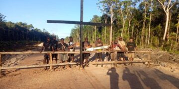 Keterangan Foto: Aksi penancapan salib yang dilakukan masyarakat adat marga Kamuyend sebagai simbol penolakan terhadap aktivitas pembangunan di wilayah ulayat mereka. (Sumber: LBH Papua Merauke)