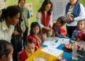 Keterangan: Perwakilan UNICEF Indonesia, Maniza Zaman (keempat dari kanan), berinteraksi dengan anak-anak saat mengunjungi Pusat PAUD Bilelog, Nusa Tenggara Timur, 29 Juli 2025. (Foto: UNICEF Indonesia)