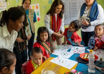 Keterangan: Perwakilan UNICEF Indonesia, Maniza Zaman (keempat dari kanan), berinteraksi dengan anak-anak saat mengunjungi Pusat PAUD Bilelog, Nusa Tenggara Timur, 29 Juli 2025. (Foto: UNICEF Indonesia)