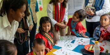Keterangan: Perwakilan UNICEF Indonesia, Maniza Zaman (keempat dari kanan), berinteraksi dengan anak-anak saat mengunjungi Pusat PAUD Bilelog, Nusa Tenggara Timur, 29 Juli 2025. (Foto: UNICEF Indonesia)