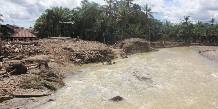 Keterangan: Sungai Garoga di Desa Garoga, Kabupaten Tapanuli Selatan, Sumatra Utara, pascabanjir bandang yang menerjang kawasan tersebut. (Foto: Ghiyatuddin/narata)