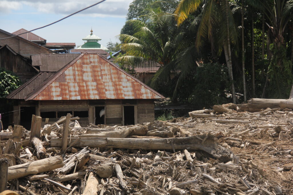 Keterangan: Sisa material banjir bandang di Desa Garoga, Kabupaten Tapanuli Selatan, Sumatra Utara. (Foto: Ghiyatuddin/narata)