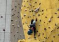 Keterangan: Salah seorang atlet dari Kebun Bunga Climb sedang berlatih di Urban Community Park Kebun Bunga Medan. (Foto: aan/narata)