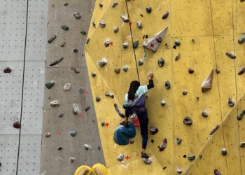 Keterangan: Salah seorang atlet dari Kebun Bunga Climb sedang berlatih di Urban Community Park Kebun Bunga Medan. (Foto: aan/narata)