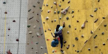 Keterangan: Salah seorang atlet dari Kebun Bunga Climb sedang berlatih di Urban Community Park Kebun Bunga Medan. (Foto: aan/narata)