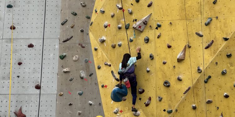 Keterangan: Salah seorang atlet dari Kebun Bunga Climb sedang berlatih di Urban Community Park Kebun Bunga Medan. (Foto: aan/narata)