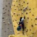 Keterangan: Salah seorang atlet dari Kebun Bunga Climb sedang berlatih di Urban Community Park Kebun Bunga Medan. (Foto: aan/narata)