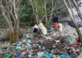 Keterangan: KPA rumah relawan saat membersihkan sampah di pantai Belacan Bagan Arya, Tanjung Tiram. (Foto: Ghiyatuddin/narata.co)