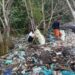 Keterangan: KPA rumah relawan saat membersihkan sampah di pantai Belacan Bagan Arya, Tanjung Tiram. (Foto: Ghiyatuddin/narata.co)
