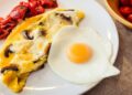 Keterangan: Telur ceplok dan dadar. (Foto: Mxxdesign via Unsplash)