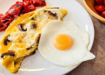 Keterangan: Telur ceplok dan dadar. (Foto: Mxxdesign via Unsplash)