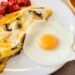 Keterangan: Telur ceplok dan dadar. (Foto: Mxxdesign via Unsplash)
