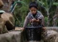 Keterangan: Seorang anak sedang membasuh wajah di depan rumahnya di Desa Tlogopakis, Jawa Tengah. (Foto: UNICEF Indonesia/Fauzan Ijazah)