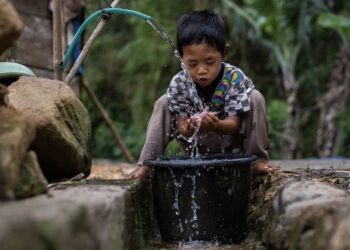 Keterangan: Seorang anak sedang membasuh wajah di depan rumahnya di Desa Tlogopakis, Jawa Tengah. (Foto: UNICEF Indonesia/Fauzan Ijazah)