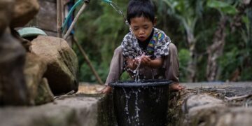 Keterangan: Seorang anak sedang membasuh wajah di depan rumahnya di Desa Tlogopakis, Jawa Tengah. (Foto: UNICEF Indonesia/Fauzan Ijazah)