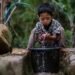 Keterangan: Seorang anak sedang membasuh wajah di depan rumahnya di Desa Tlogopakis, Jawa Tengah. (Foto: UNICEF Indonesia/Fauzan Ijazah)