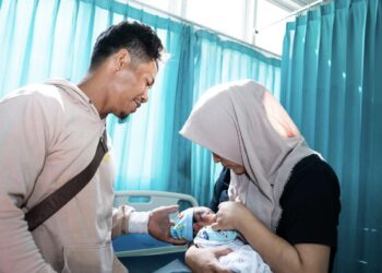 Keterangan: Seorang ibu yang baru saja melahirkan di Puskesmas Sakra, Lombok Timur, Nusa Tenggara Barat. (Foto: UNICEF//Chair)