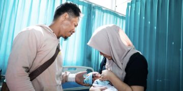 Keterangan: Seorang ibu yang baru saja melahirkan di Puskesmas Sakra, Lombok Timur, Nusa Tenggara Barat. (Foto: UNICEF//Chair)