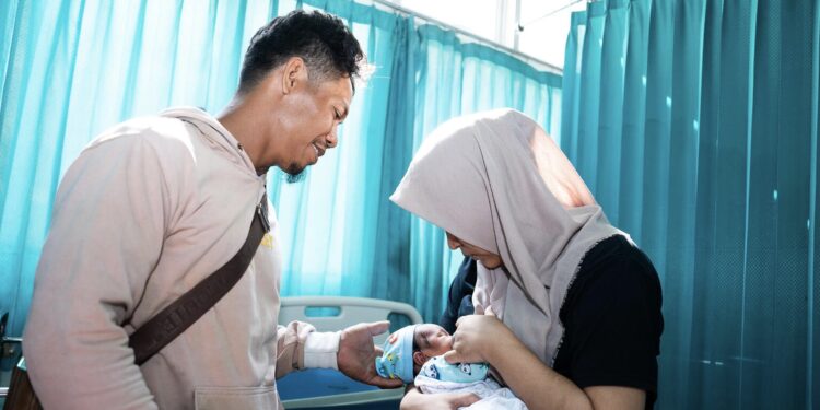 Keterangan: Seorang ibu yang baru saja melahirkan di Puskesmas Sakra, Lombok Timur, Nusa Tenggara Barat. (Foto: UNICEF//Chair)