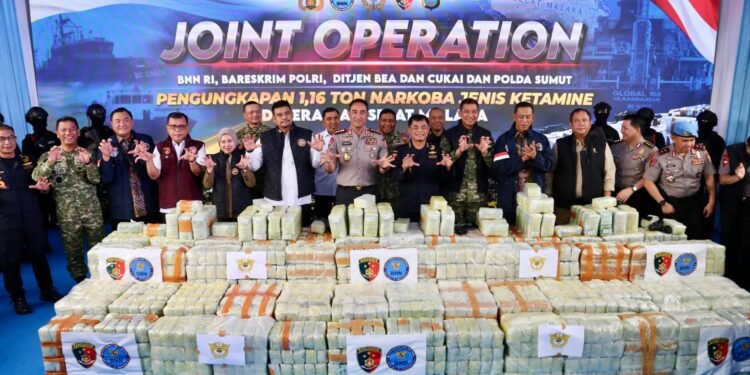 Keterangan Foto: Aparat gabungan menggagalkan penyelundupan 1,16 ton ketamin yang diangkut kapal MT Global 168. (Sumber: Dok.Bareskrim Polri)