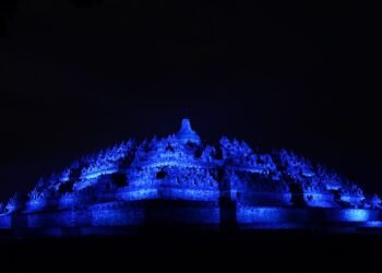 Keterangan Foto: Candi Borobudur di Jawa Tengah bersinar biru pada 23 Oktober 2026 untuk memperingati hari jadi ke-81 PBB. (Sumber: UNIC/Felix Alexander Huang)