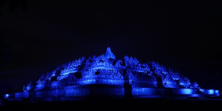 Keterangan Foto: Candi Borobudur di Jawa Tengah bersinar biru pada 23 Oktober 2026 untuk memperingati hari jadi ke-81 PBB. (Sumber: UNIC/Felix Alexander Huang)